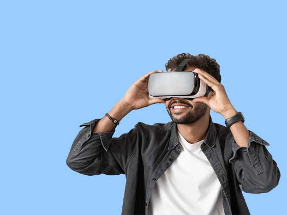 Eine männliche Person mit VR-Brille schaut in die Richtung des Betrachters
