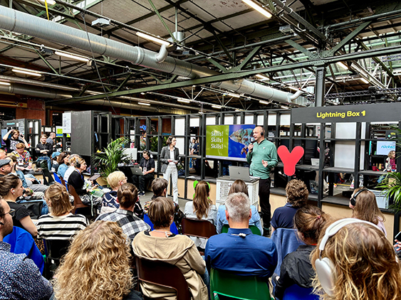 Lightning Talk auf der republica von Aileen Körfer und Moritz Ansmann